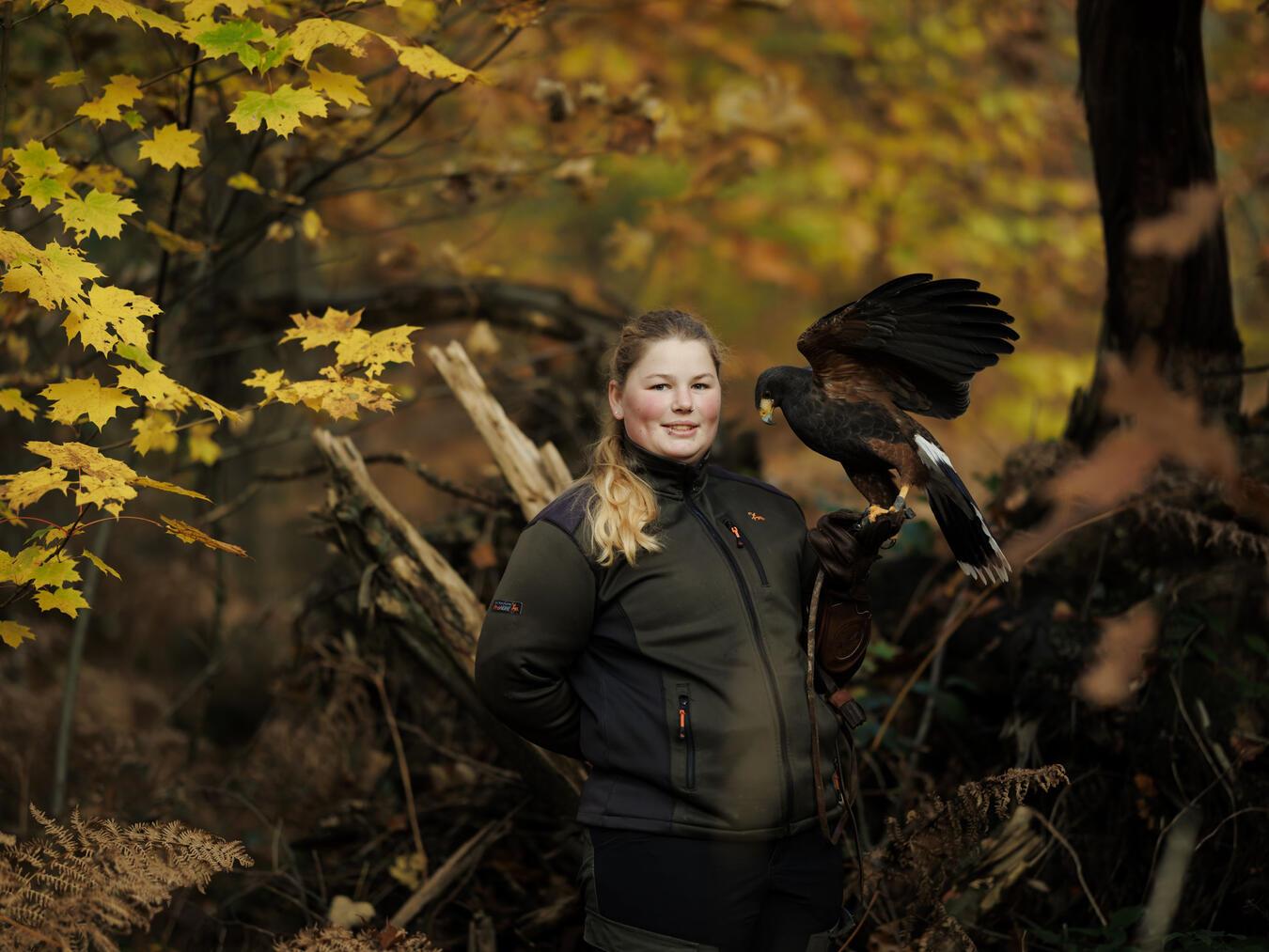 Die Falknerin Laura Steffens ist am Sonntag zu Gast in Nieukerk. 