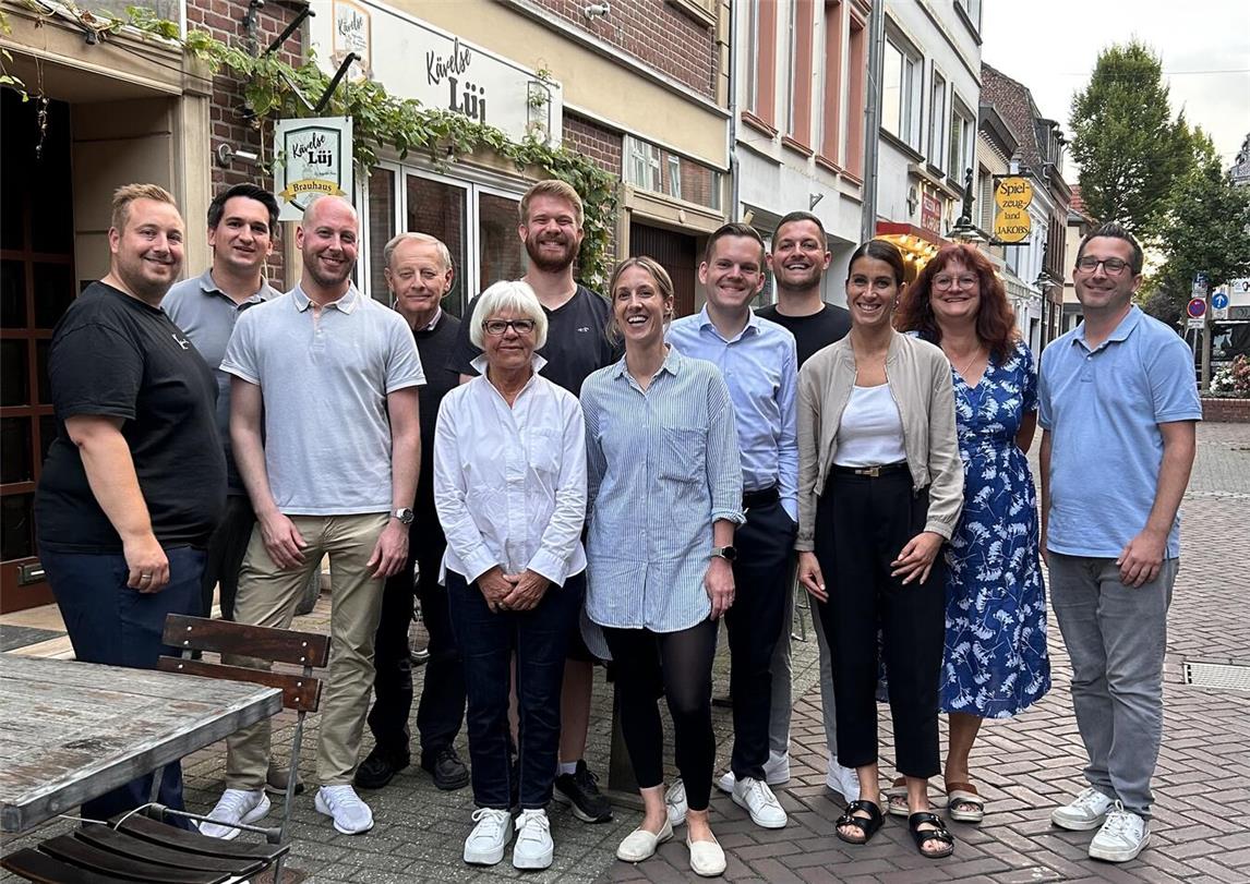 Die FDP Kevelaer präsentierte sich geschlossen auf dem Ortsparteitag vor dem Brauhaus Kävelse Lüj auf der Maastraße. Mit zwölf engagierten Mitgliedern stellt die Partei ihren neuen Kurs für die Kommunalwahl vor. Foto: FDP Kevelaer
