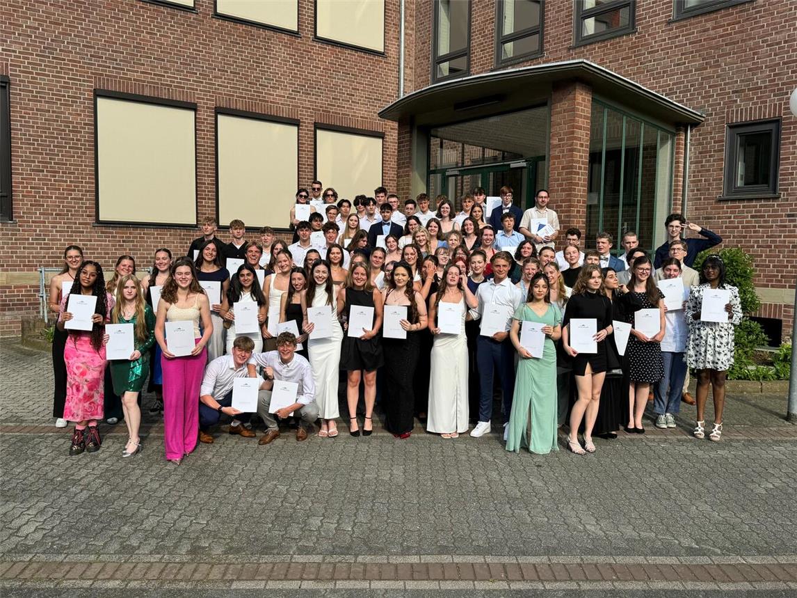 Die feierliche Entlassfeier fand auf dem Schulhof statt. Foto: Freiherr-vom-Stein-Gymnasium