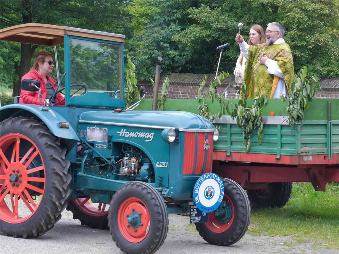 Die feierliche Treckersegnung findet dieses Mal bei Vallen auf der grünen Wiese statt. NN-Foto: Archiv/Gerhard Seybert