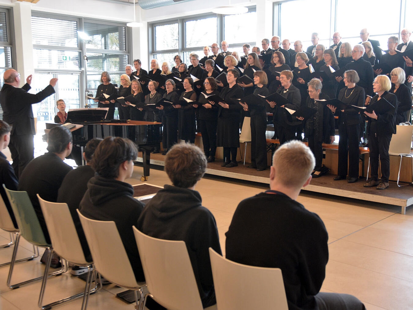 Die fein abgestimmte Harmonie des Chorgesangs mit der Interpretation durch die Solisten, verliehen dem Konzert eine ganz besondere Strahlkraft. NN-Foto: Rüdiger Dehnen