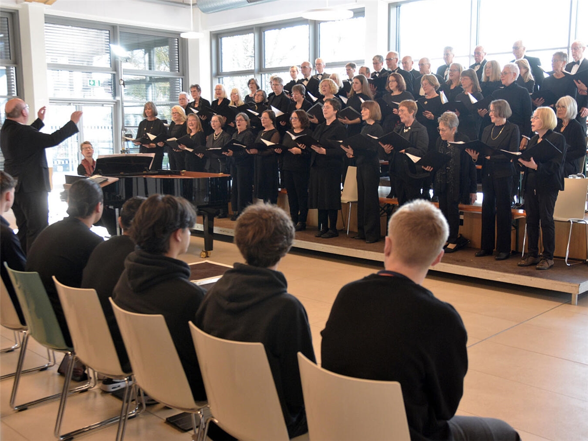 Die fein abgestimmte Harmonie des Chorgesangs mit der Interpretation durch die Solisten, verliehen dem Konzert eine ganz besondere Strahlkraft. NN-Foto: Rüdiger Dehnen