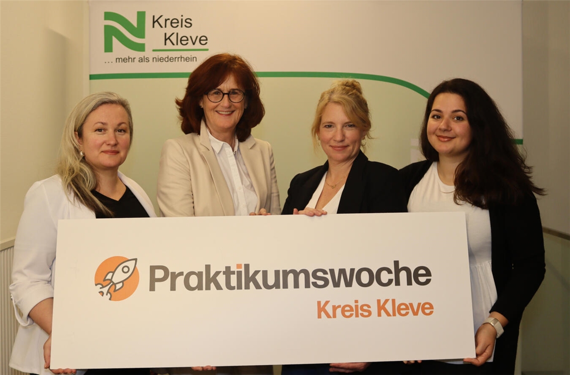 Gruppenfoto Ferien-Praktikumswoche Kreis Kleve: Anna Somma, Cerstin Pössl, Nadine Siegert-Keysers, Klaudia Selmanaj lächeln in die Kamera.