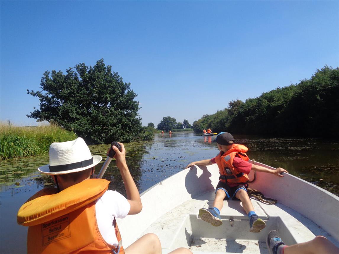 Die Ferienfreizeit der St. Dionysius Gemeinde Kerken bietet viele Aktivitäten, um den Sommer der Kinder reich an Abenteuern zu gestalten. Besonders beliebt: die gemeinsamen Paddeltouren. Foto: Ferienfreizeit Kerken