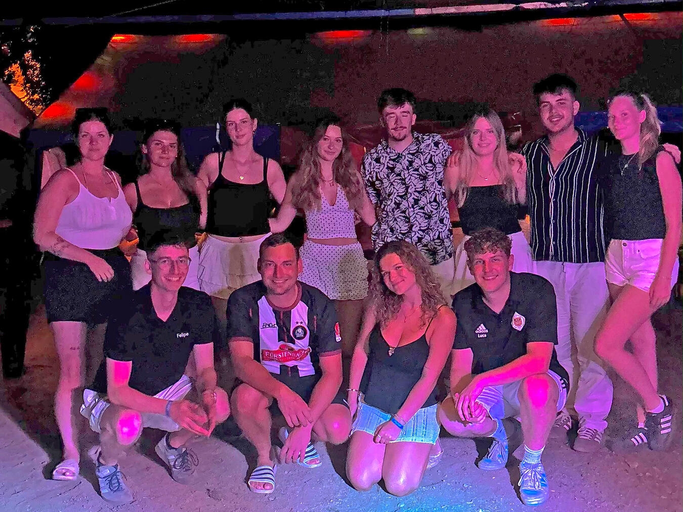 "Jugendliche genießen Ferienfreizeit in L'Escala, Spanien, am Strand"