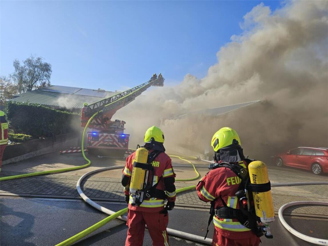 Die Feuerwehr bekämpfte den Brand im Technik- und Bürogebäudes sowie in der  Lagerhalle. Foto: Feuerwehr Weeze