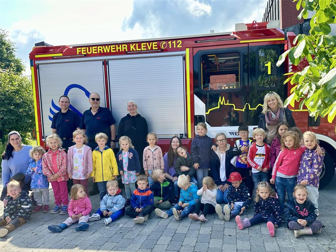 Die Feuerwehr besuchte die Kita am Wald in Materborn. Foto: SOS-Kinderdorf Niederrhein / Katrin Wißen