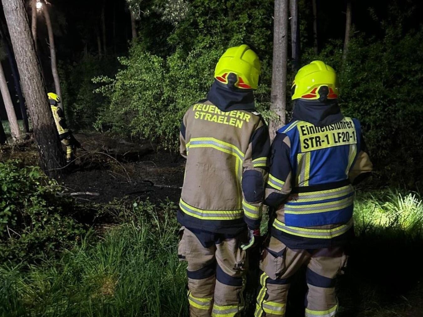 "Feuerwehr Straelen verhindert Brandausbreitung, Einsatzfahrzeuge vor Ort"