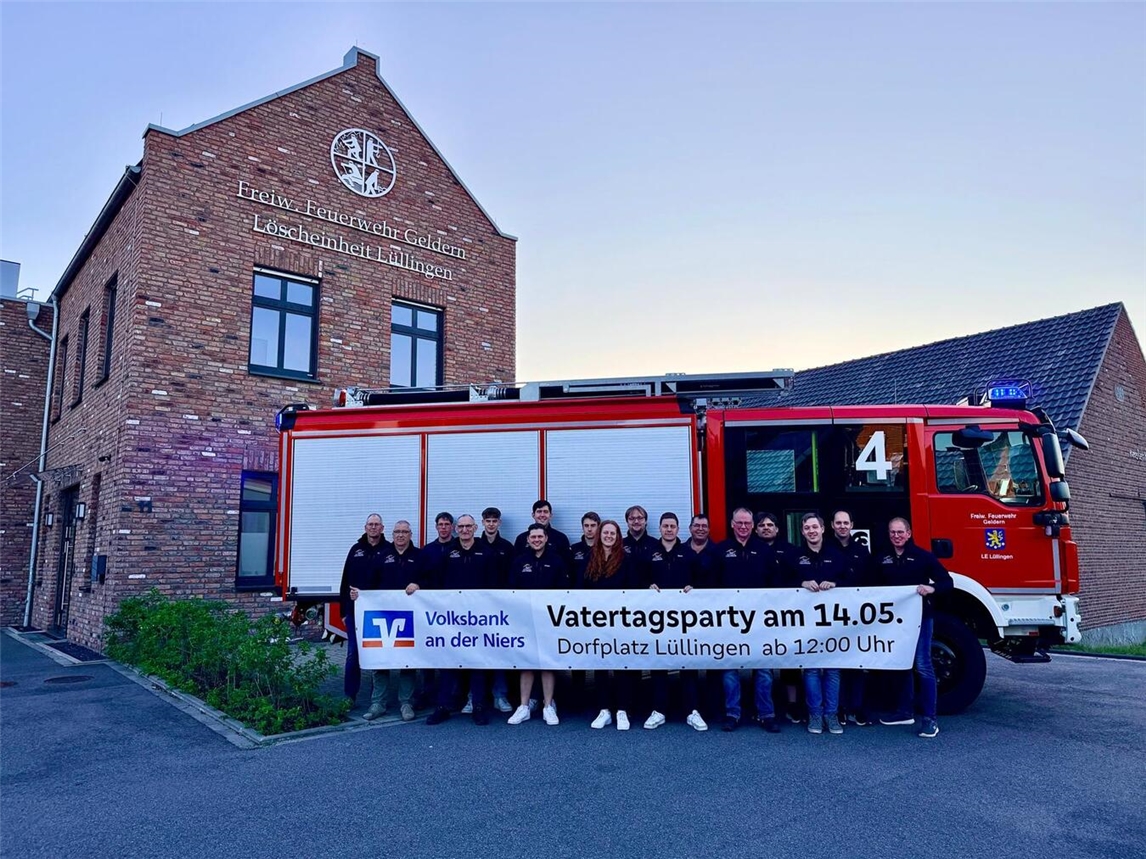 "Feuerwehr Lüllingen Vatertagsparty 2023, fröhliche Menschen feiern im Freien"