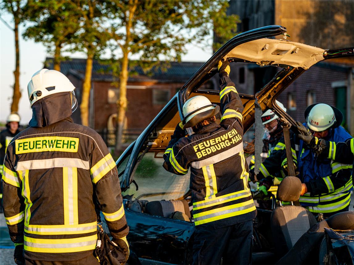 Die Feuerwehr zeigte in diesem Zusammenhang ihr standardisiertes Vorgehen bei solchen Einsatzlagen, insbesondere die strukturierte technische Rettung mithilfe hydraulischer Geräte wie Schere und Spreizer. Foto: Landgasthof Westrich
