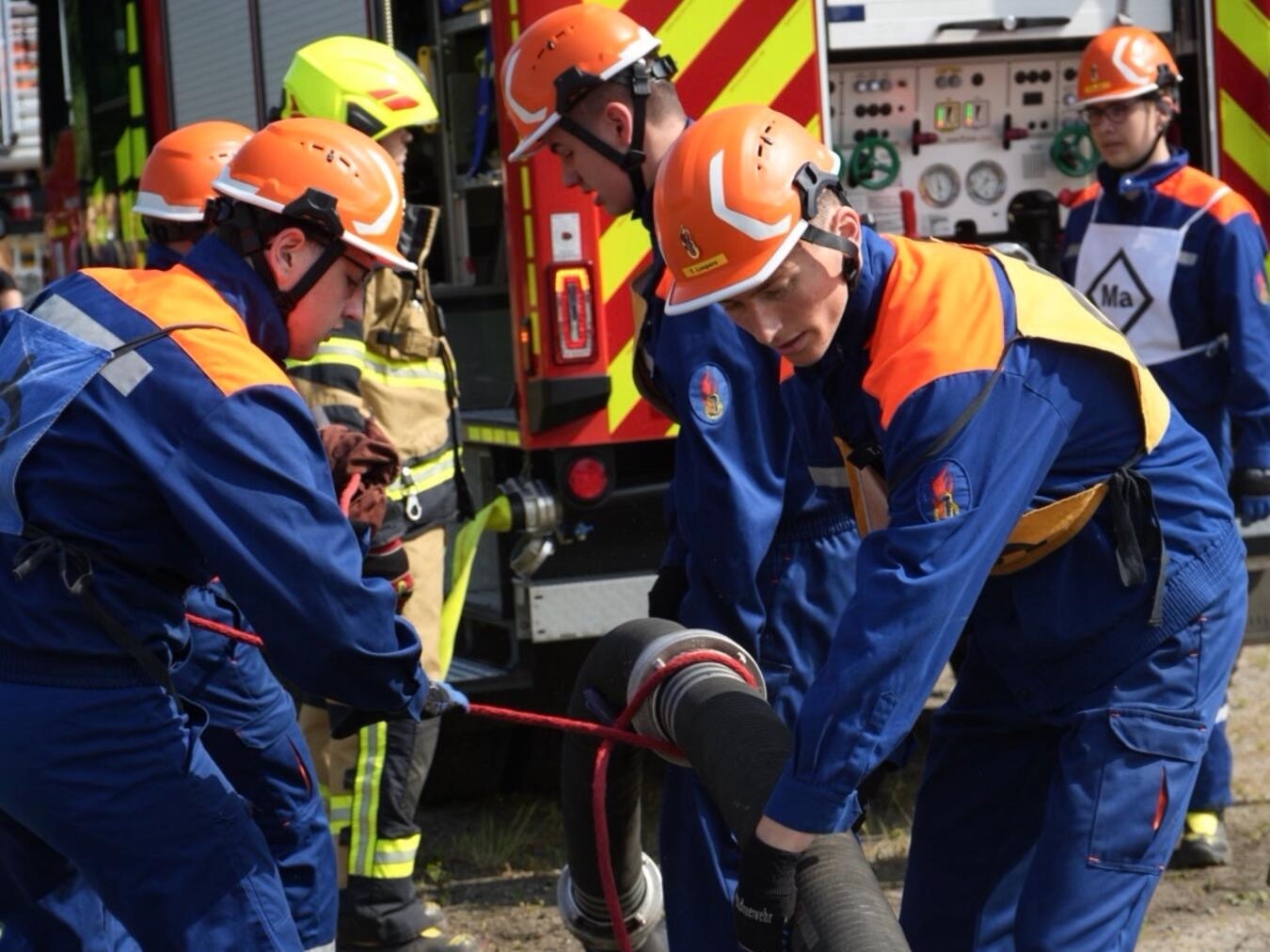 "Feuerwehren demonstrieren Einsatzfähigkeiten in Herongen, Feuerwehrübung, Brandbekämpfung, Rettungsdienst"