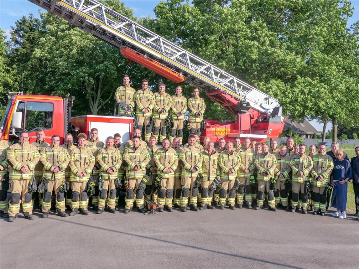 Die Feuerwehrleute der Stadt Kalkar in ihrer neuen Einsatzkleidung. Foto: Stadt Kalkar