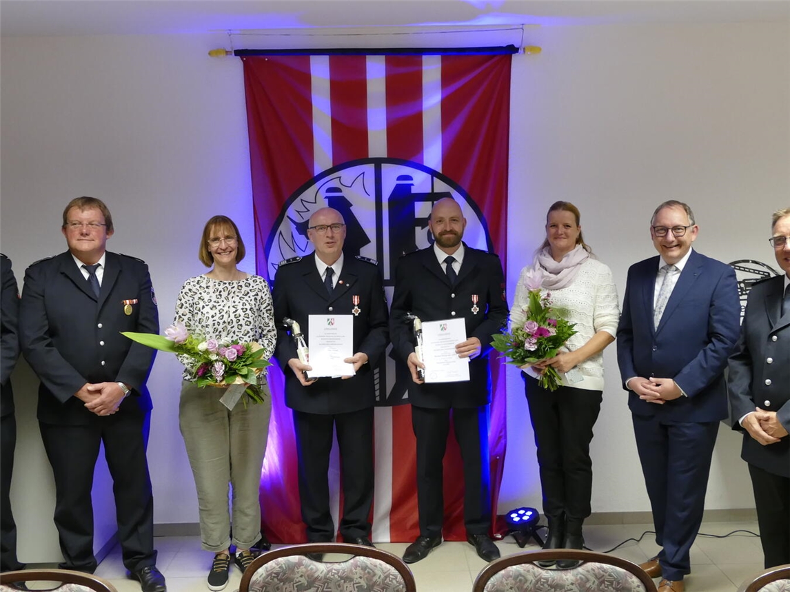 Die Feuerwehrleute und ihre Gäste kamen im Feuerwehrgerätehaus in Haldern zusammen, um Helmut Burgschat und Matthias Storm das Feuerwehrehrenzeichen zu verleihen (v.l.): Manuel Stratmann, Christof Wehofen, Steffi Storm, Matthias Storm, Helmut Burgschat, Anne Eimers, Sebastian Hense, Marc Pohle. Foto: Stadt Rees