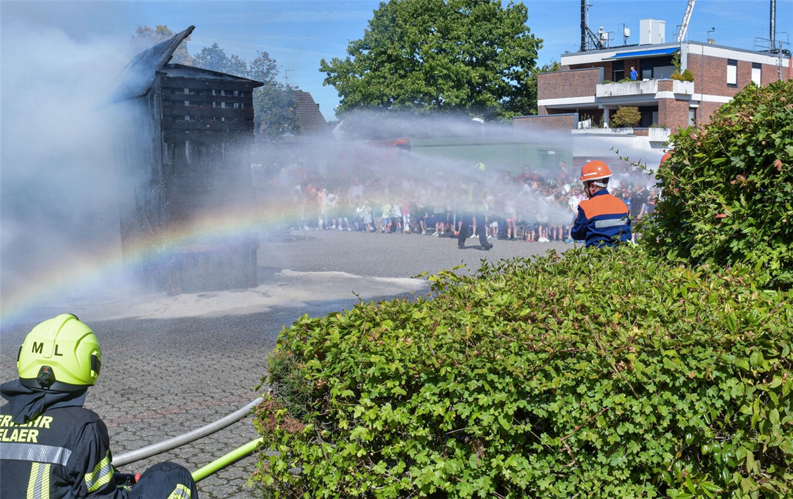 Die Feuerwehrübungen waren nur ein Teil des Programms am Blaulichttag. NN-Fotos: Gerhard Seybert