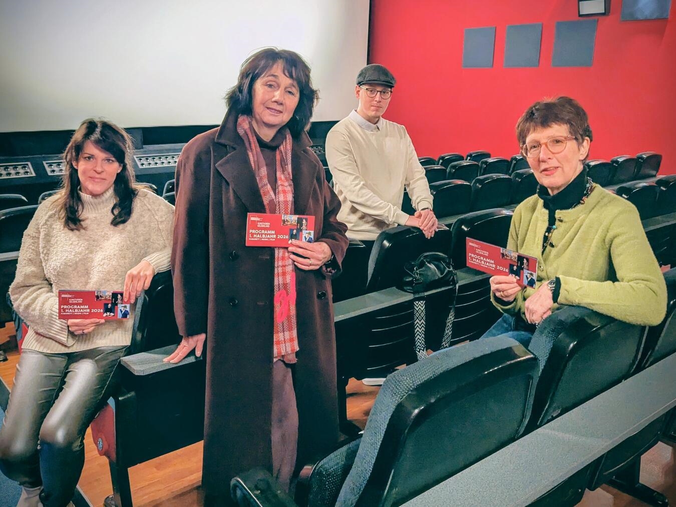 Die Filmzeit zum Weltfrauentag ist für sie immer etwas ganz Besonderes. (V.l) Tanja Angenendt (Stadt Geldern), Inge Ruhs (Kunstverein), Lennard Janssen (Leiter Herzogtheater), Christel Terhorst (Kunstverein). NN-Foto: J. Kurschatke