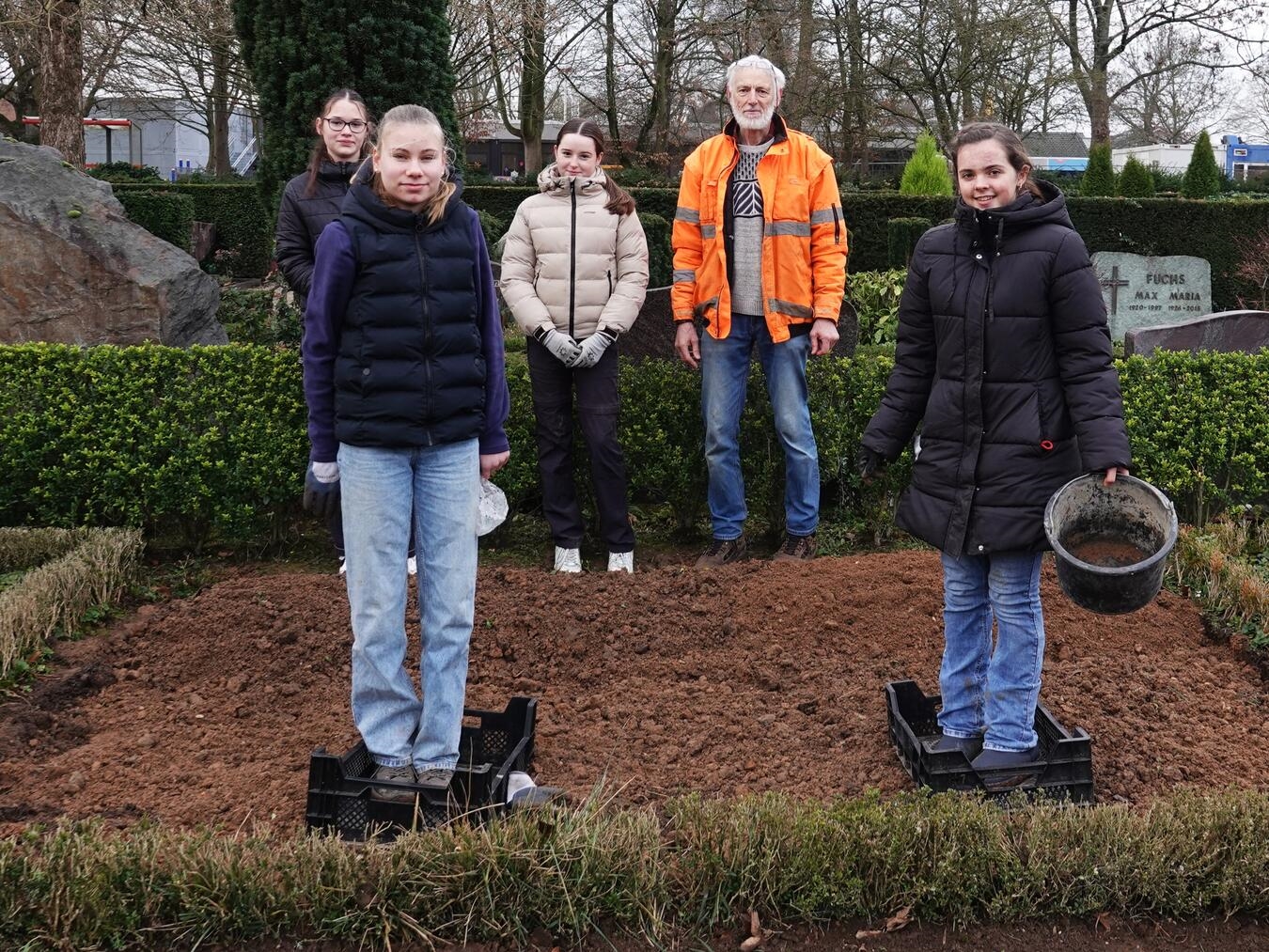 Die Firmlinge Soraya, Maia, Anna, Julie und Frieda haben gemeinsam mit Hermann-Josef Windeln, Naturschutzbund Kreisverband Kleve, und Pastoralreferent Matthias Ueberfeld das Projekt umgesetzt.Foto: privat