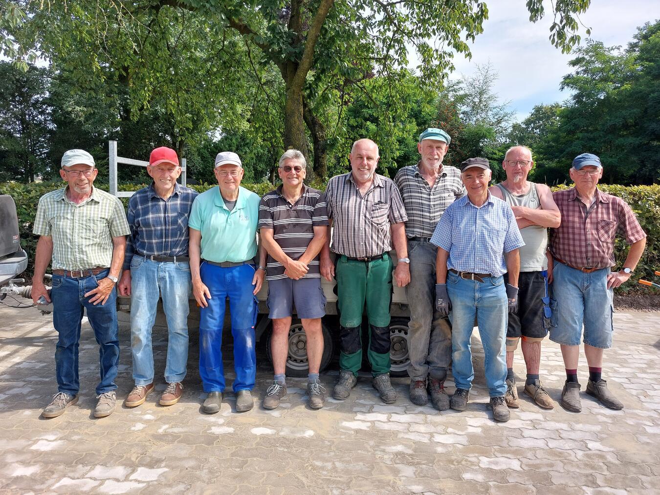Die fleißige „Flämmtruppe“ (v. l.): Johannes Voß, Gerry Janssen, Willi Koppers, Johannes Stenmans, Peter Lörks, Hermann Emmers, Willi Schagen, Wim und Heinrich Spans; es fehlt Gerd Thomassen.Fotos: privat