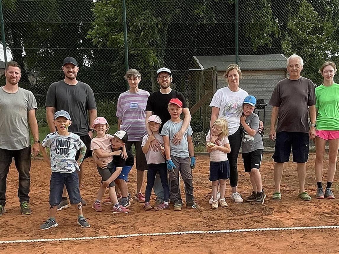 Die fleißigen Helfer auf der Tennisanlage in Millingen. Foto: privat