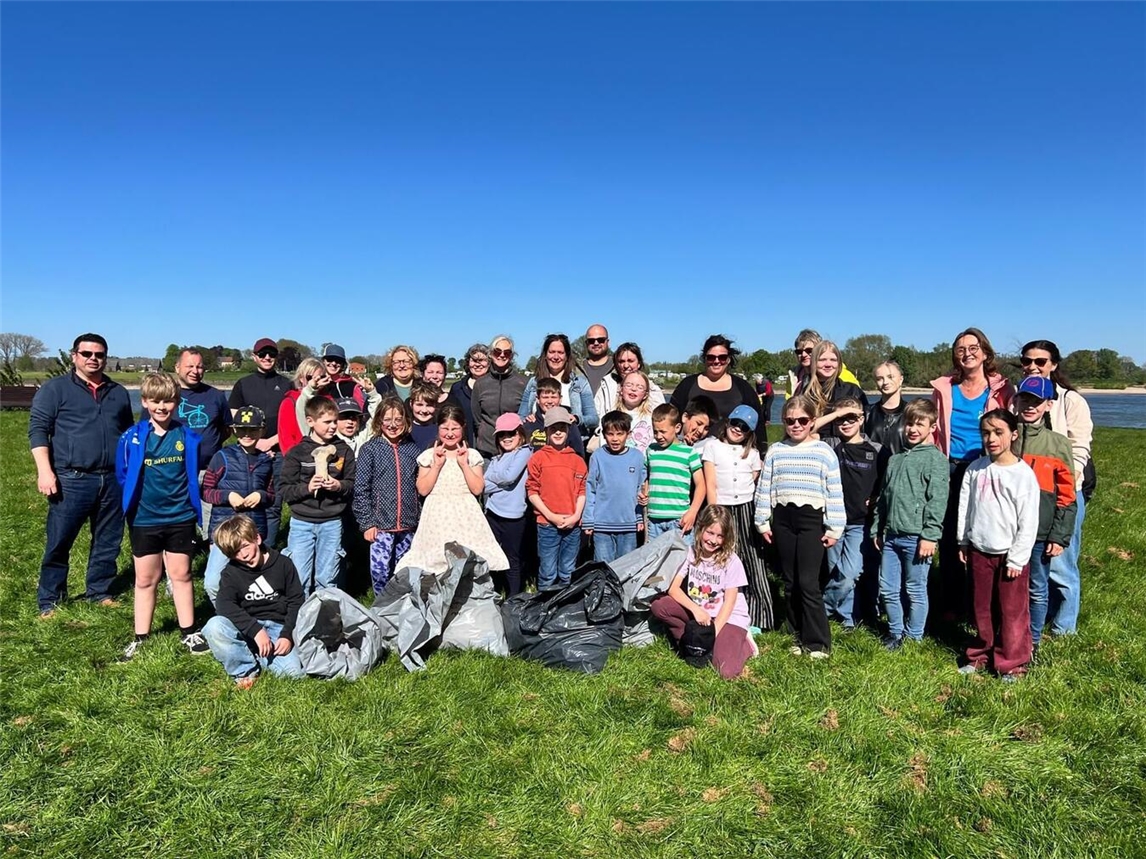 "Schüler der St. Luthard-Grundschule sammeln Müll, Umweltbewusstsein, Gemeinschaftsaktion"