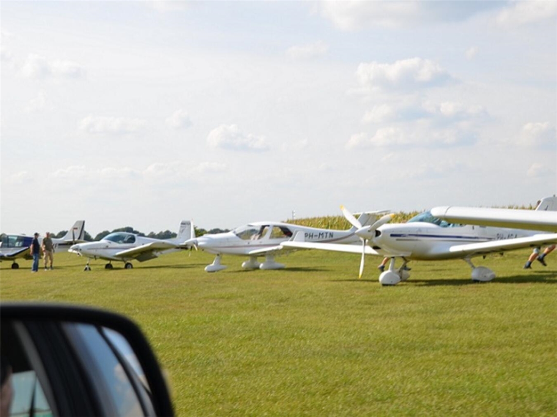 Die Flugzeuge warten auf ihren Einsatz. Foto: Amelie Kröll