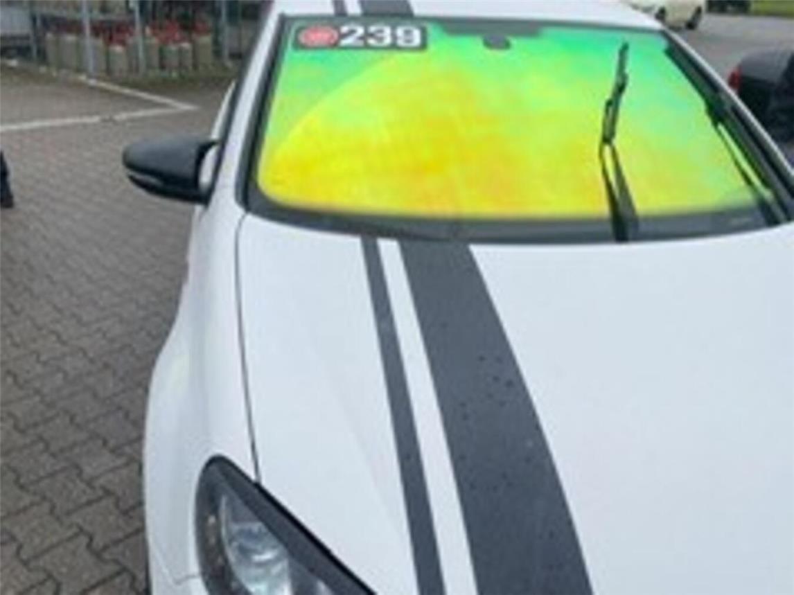 Die folierte Frontscheibe eines VW Golf GTI.Foto: Polizei