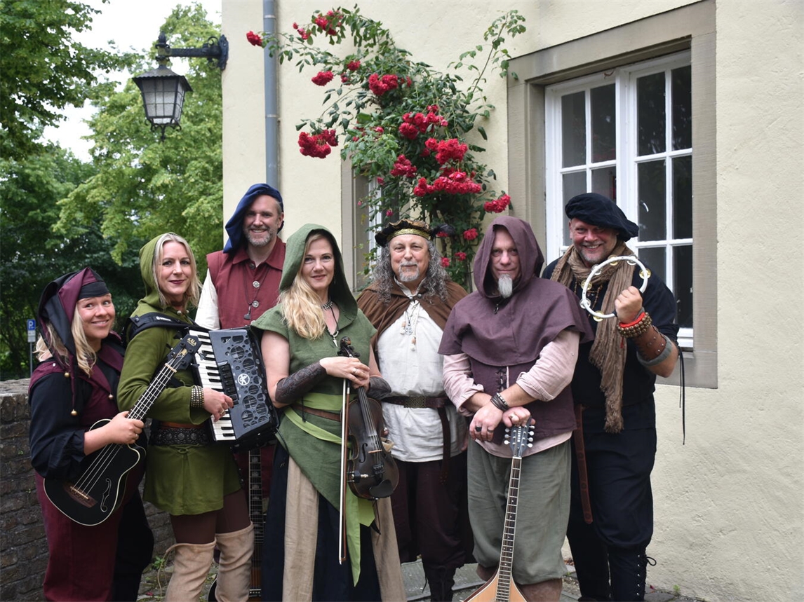 "SpelUnkeley Folkband beim Live-Auftritt, traditionelle Instrumente, Musikfestival"
