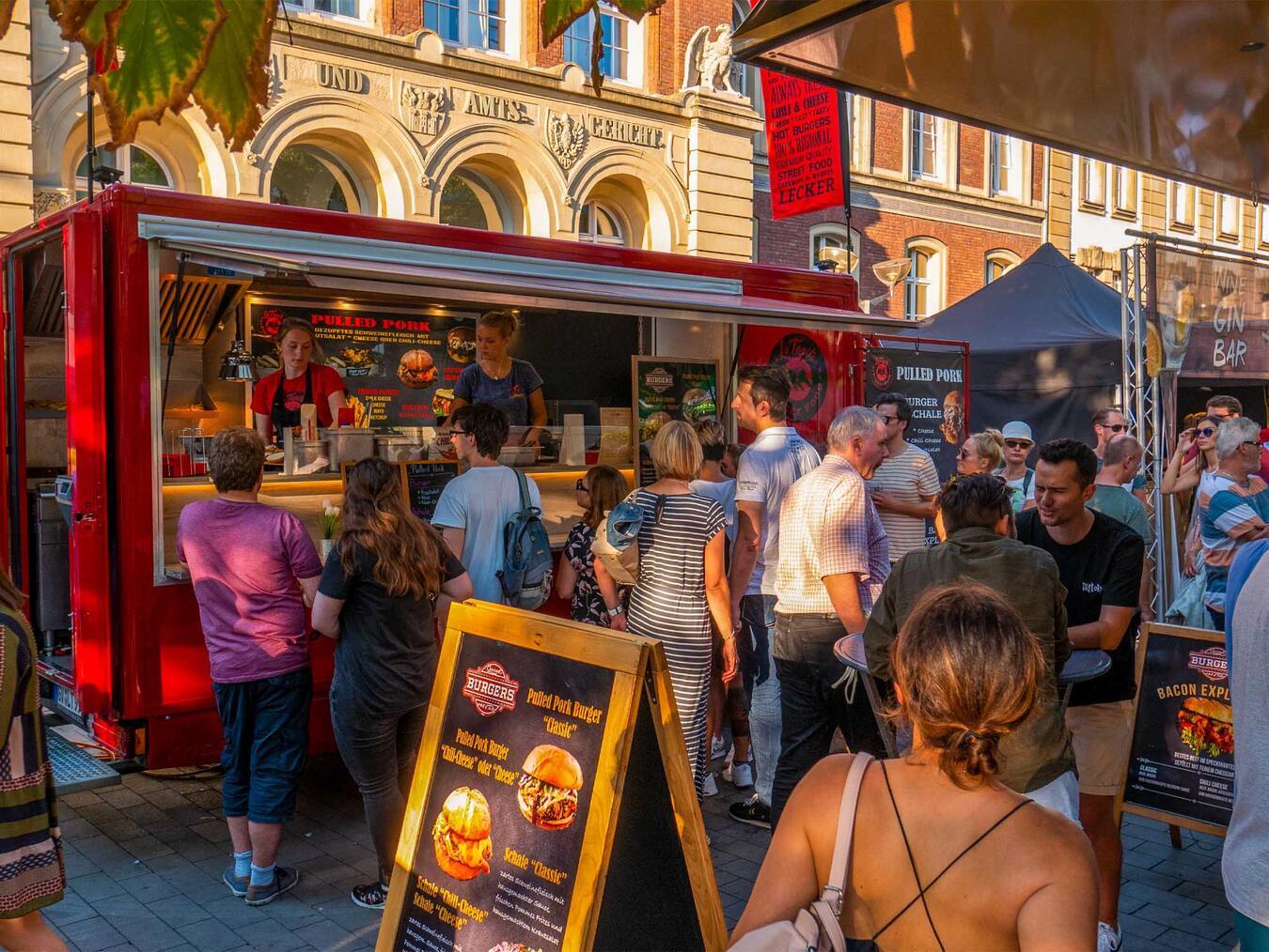 Die Foodtrucks locken Besucher mit frisch zubereiteten Köstlichkeiten. Foto: privat