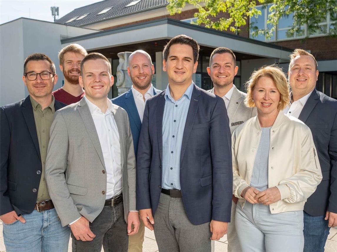 Die Fraktion der Freien Demokraten in Kevelaer bei der Aufstellungsversammlung. V.l.: Stefan Karmann, Jonas van Hagen, Christian Röös, Philipp Schmidt, Jan Itrich, Felix Naber, Marie-Therese Konculic und Jens Auerbach. Auf dem Foto fehlen Ann-Kathrin Paap und Nick Willems. Foto: FDP Kevelaer