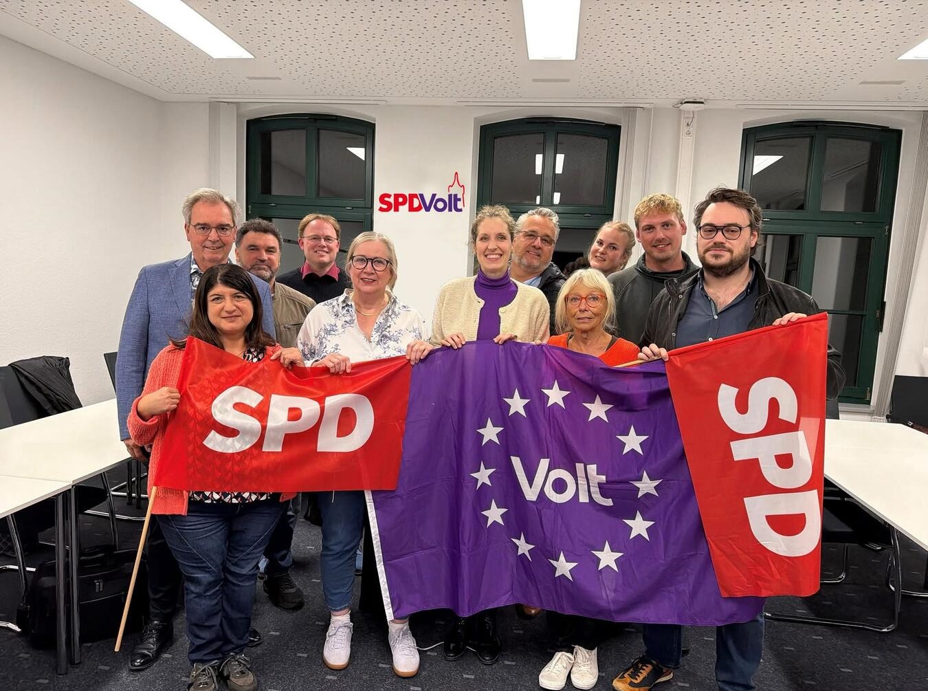 "Gruppenfoto der Fraktion SPD/Volt Kleve, Politiker lächelnd, Teamzusammenhalt, politische Zusammenarbeit in Kleve"
