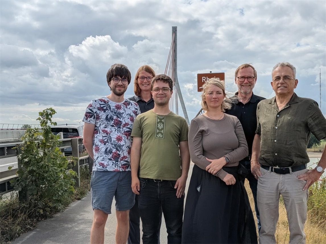 "Gruppenfoto von Politikern der grünen Kreistagsfraktion Wesel mit ÖPNV-Experten, Foto von privat."