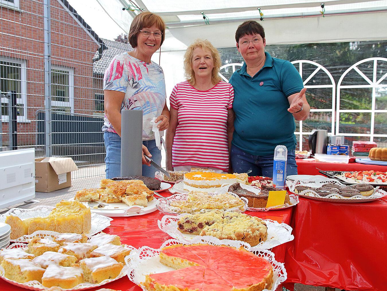 Die Frauen der kfd an ihrem Kuchen-Buffet. NN-Archivfoto: Theo Leie