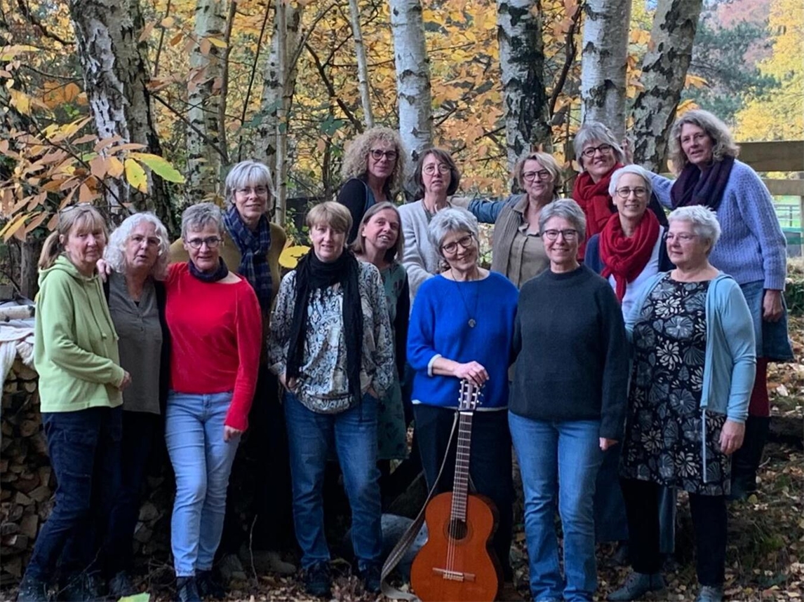"Frauen von ByHeart singen und laden zum Mitmachen ein, gemeinschaftliches Musikevent"