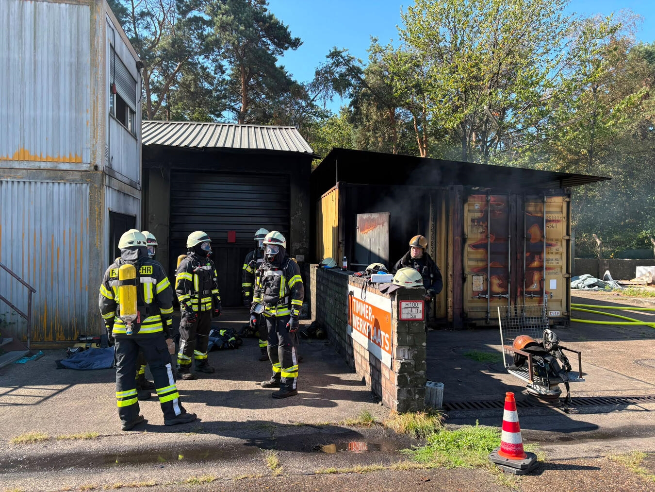 "Freiwillige Feuerwehr Bedburg-Hau trainiert spezielle Einsatzlagen mit externen Partnern, Feuerwehrleute in Aktion"