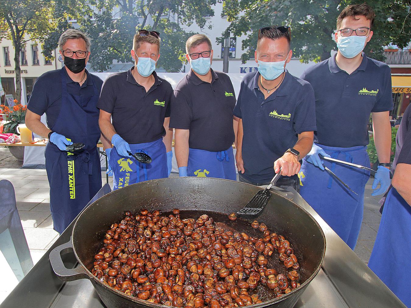 Die Freiwillige Feuerwehr Xanten bietet auch in diesem Jahr wieder eine Champignonpfanne an. NN-Foto (Archiv): Theo Leie