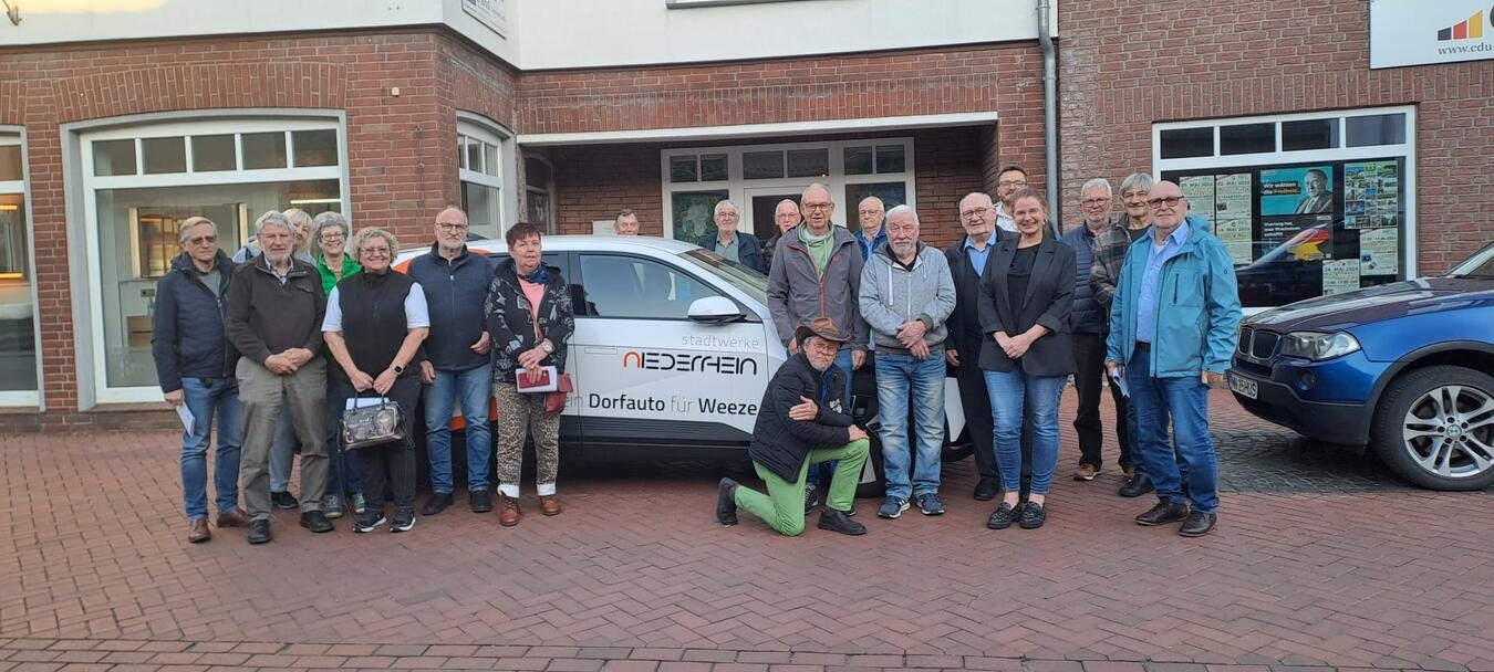 "Freiwillige Helfer der Dorfautogemeinschaft Weeze, unterstützt von Stadtwerke Niederrhein"