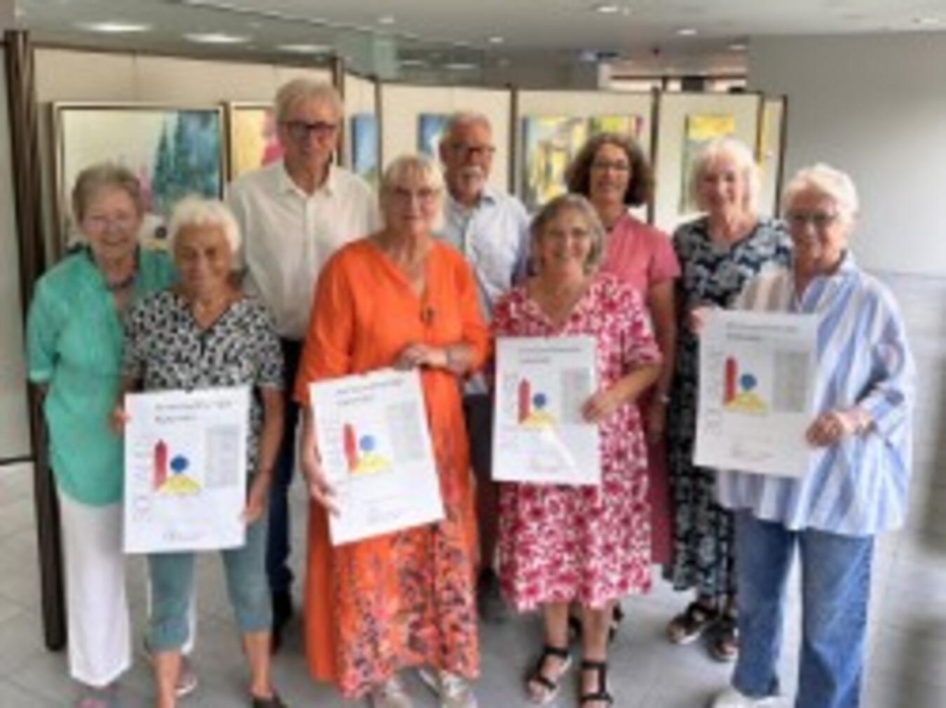 Freizeit-Künstler präsentieren Kalender und Werke zur 30-Jahr-Feier im Rathaus-Foyer Geldern. Foto: Stadt Geldern/Terhorst