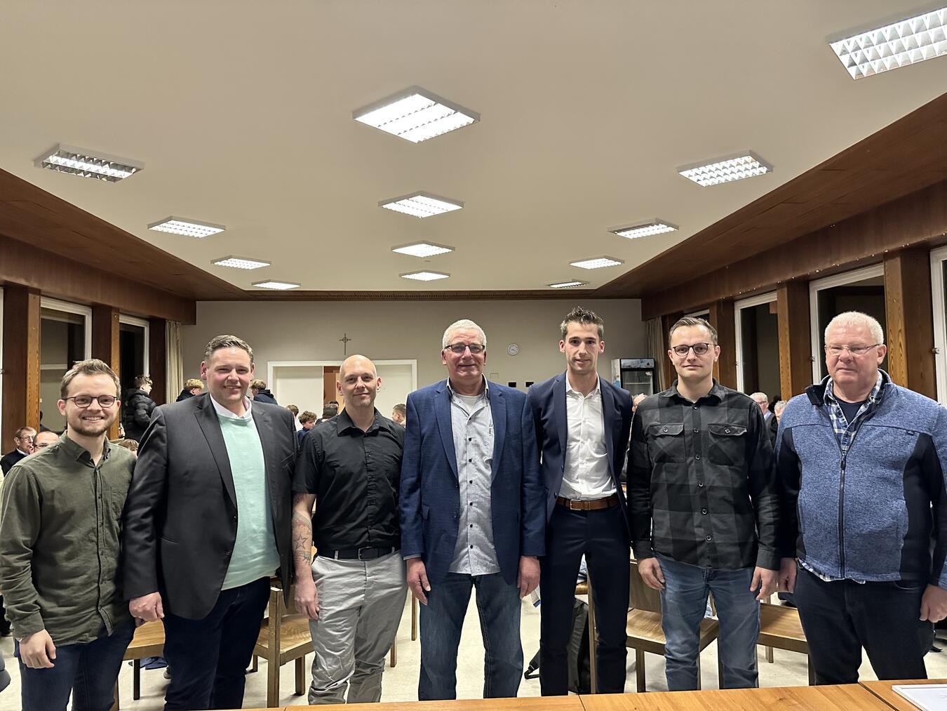 Die frisch gewählten Mitglieder des Kreis-Schiedsrichter-Ausschuss, v.l.: Elias Papke, Sebastian Kelm, Uwe Degen, Klaus Engel, Marvin Konopatzki, Leonard Dams und Rolf Camps.Foto: Maik Heinen