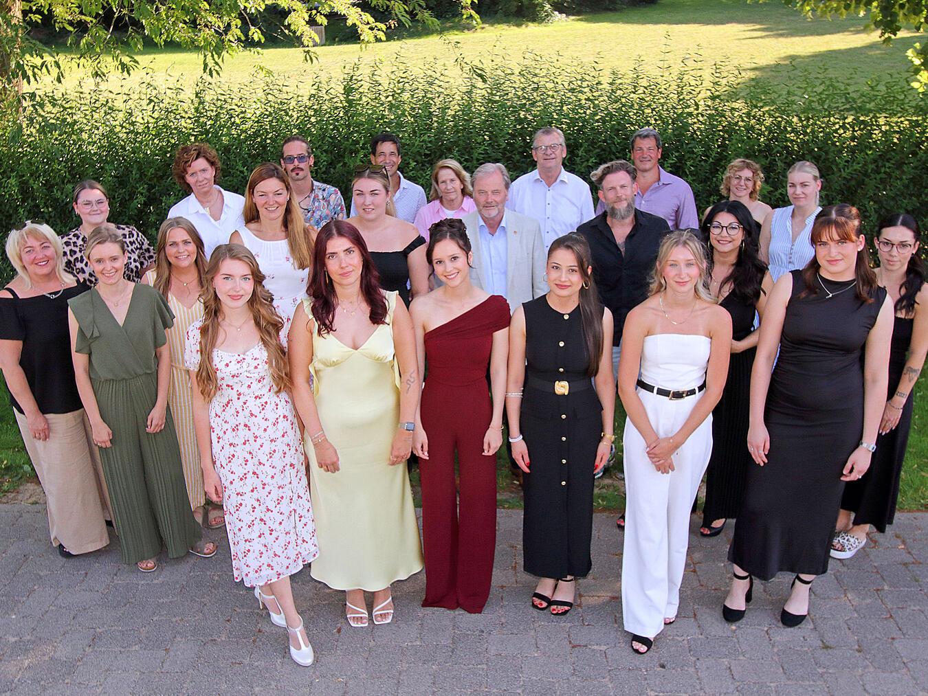 Die Friseur-Innung ist stolz auf ihre neuen Gesellinnen und gratuliert allen Absolventinnen der Gesellenprüfung zur bestandenen Prüfung. NN-Foto: Theo Leie