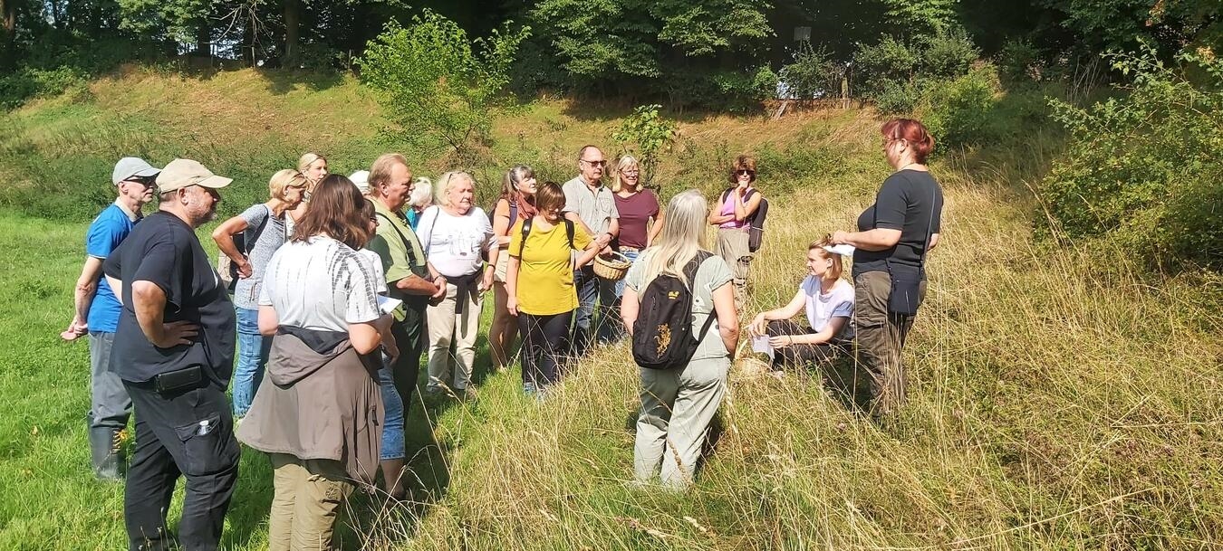 "Grillabend mit Kräuterproben bei NABU Rheinberg, entspannte Atmosphäre"