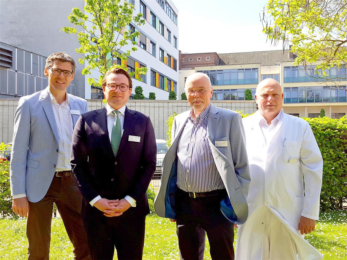 Die Führungsriege der Pro Homine und des Emmericher Krankenhauses: (v. l.) Karl-Ferdinand von Fürstenberg, Dr. Alexander Schmithausen, Johannes Hartmann und Dr. Jochen Heger. NN-Foto: MB