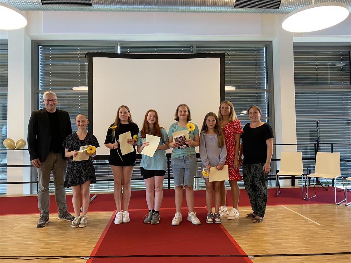 Die fünf Expertinnen bekamen Urkunden, Blumen und neuen Lesestoff. Foto: GaF