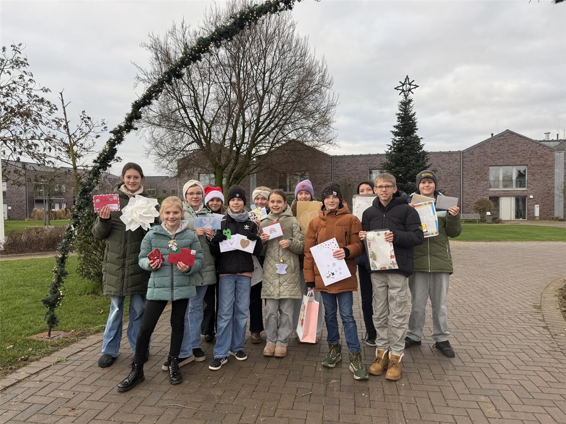 Die Fünftklässler mit ihrer Weihnachtspost für die Bewohner des Seniorenheims.Foto: privat