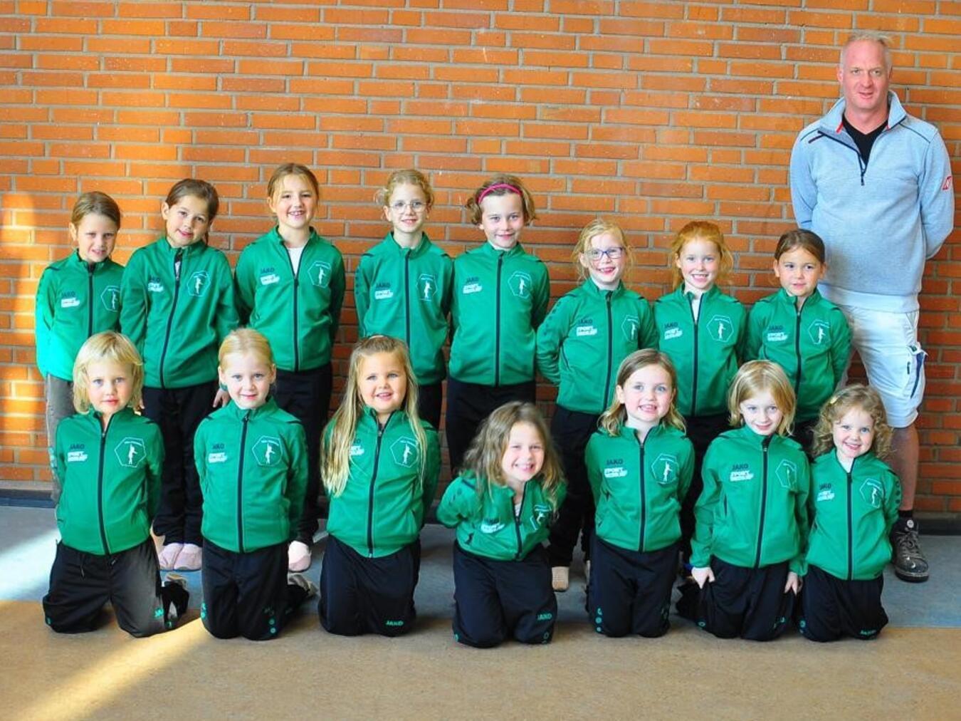 Die Fünkchen bedanken sich bei Maler- und Lackierermeister Roman Weber, der die Trainingsjacken gesponsort hat. Foto: Tiller Fünkchen