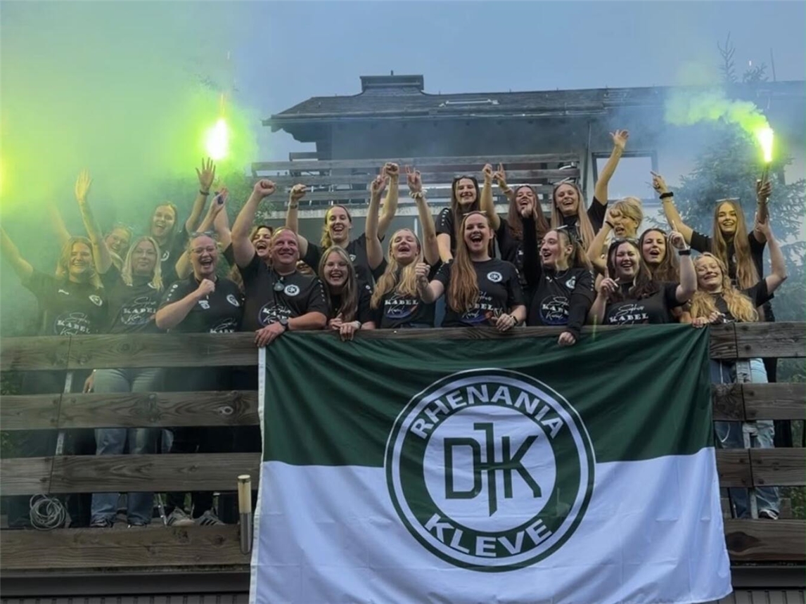 "DJK Rhenania Kleve Frauenfußball-Team feiert Bezirksliga-Aufstieg, Gruppenfoto im Vereinsstadion"