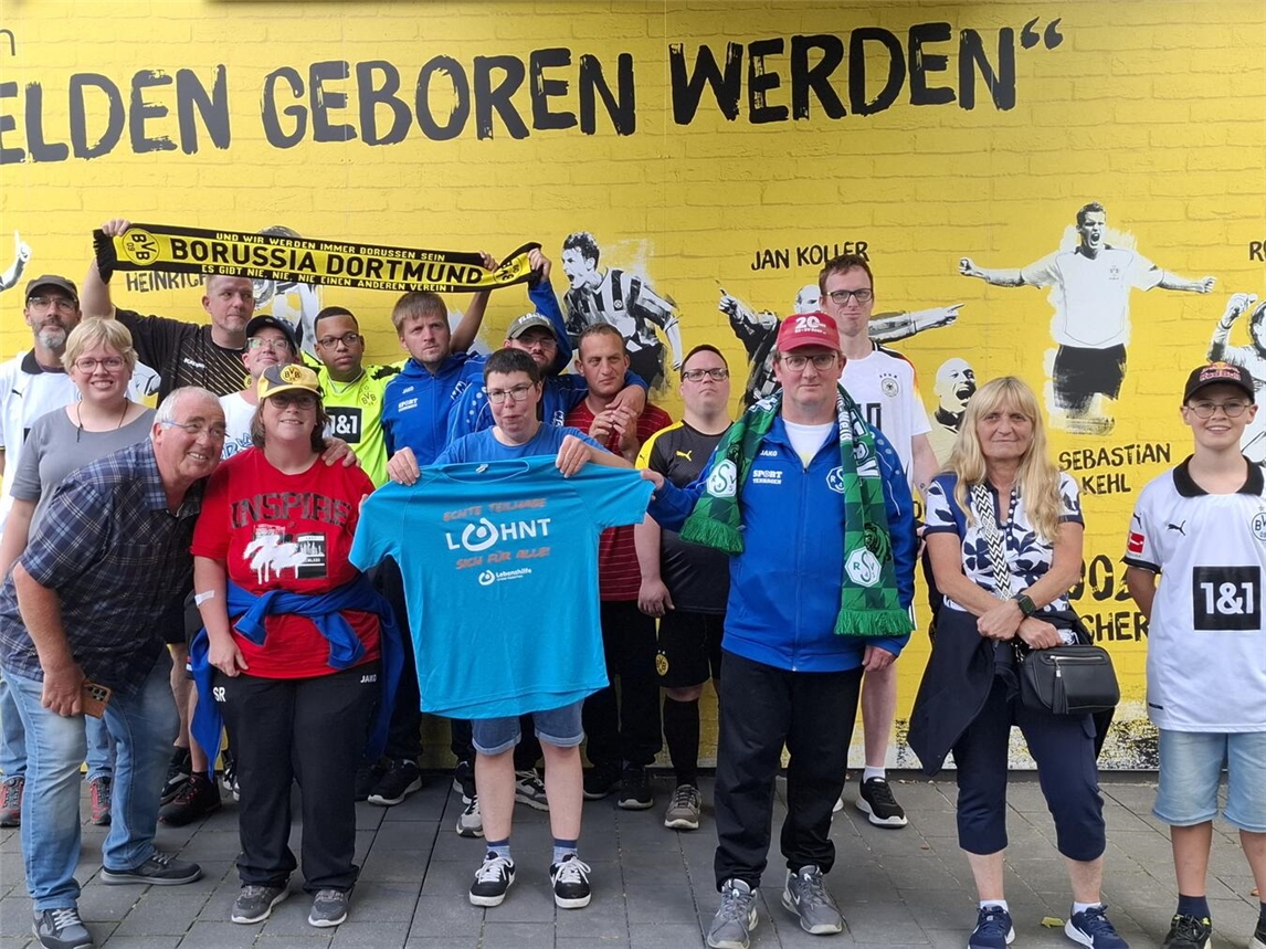 Die Fußballer aus Rees zu Besuch bei Borussia Dortmund. Foto: LHUN