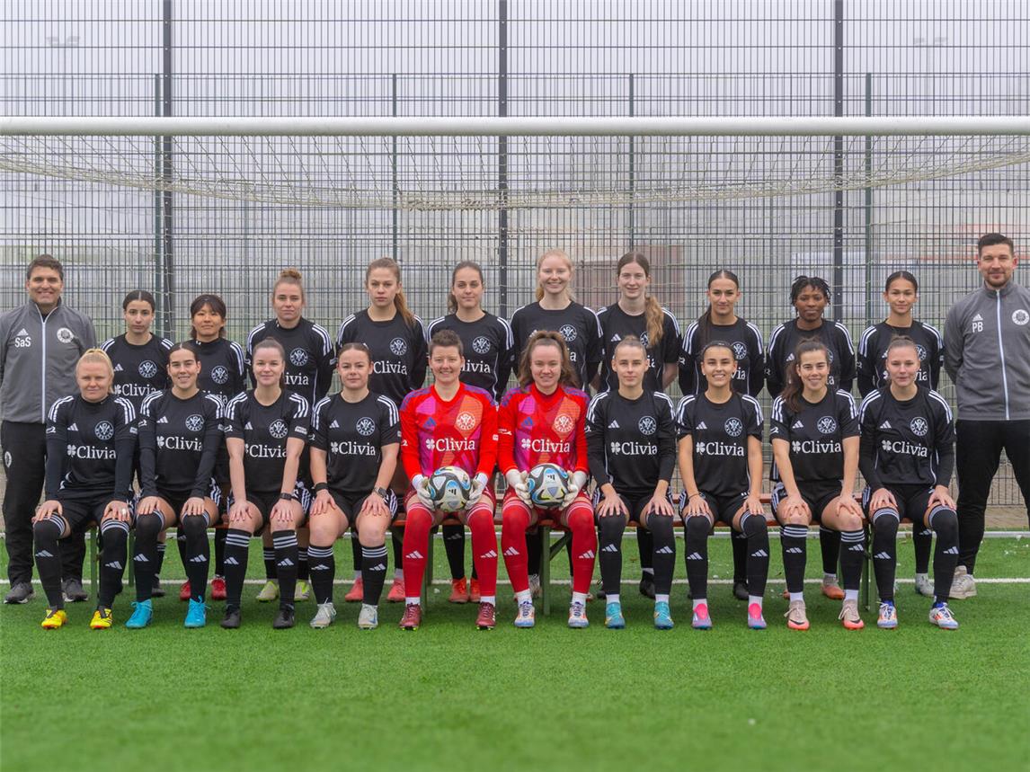 Die Fußballerinnen des VfR Warbeyen führen die Tabelle der Regionalliga aktuell mit zehn Punkten Vorsprung an. Foto: Andreas van Gemmeren-Koenig