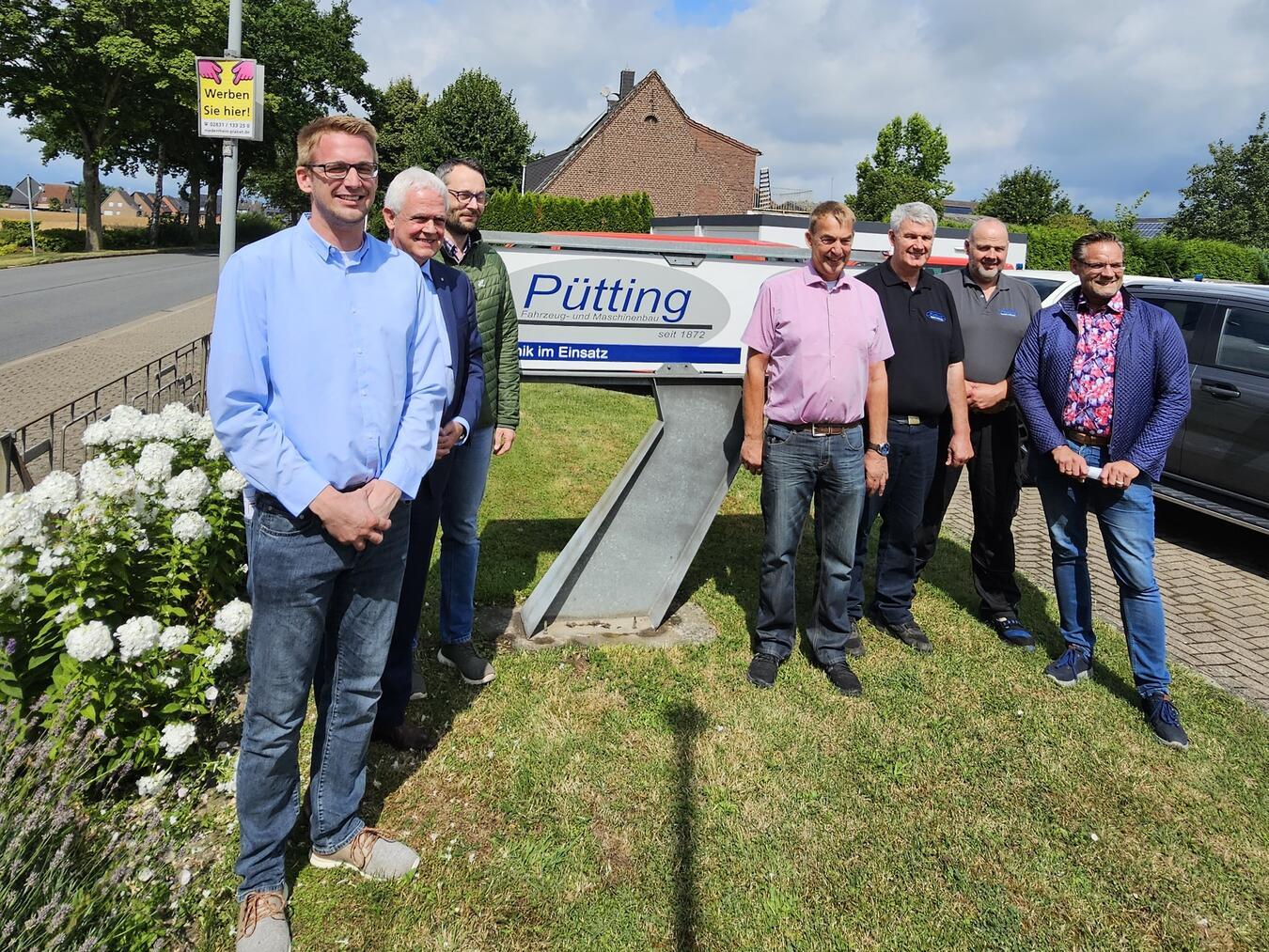 Die Gäste beim Fahrzeugbauer Pütting in Rees-Haffen. Foto: privat