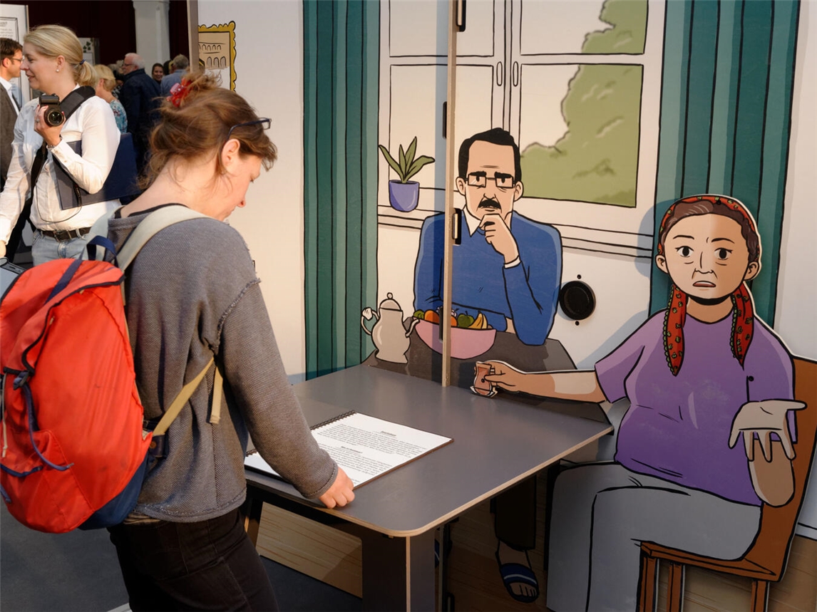 Die Gäste der Ausstellung erleben sozusagen ein „eingefrorenes, psychologisches Theaterstück“. Foto: CDKaserne / O. Knoblich 222