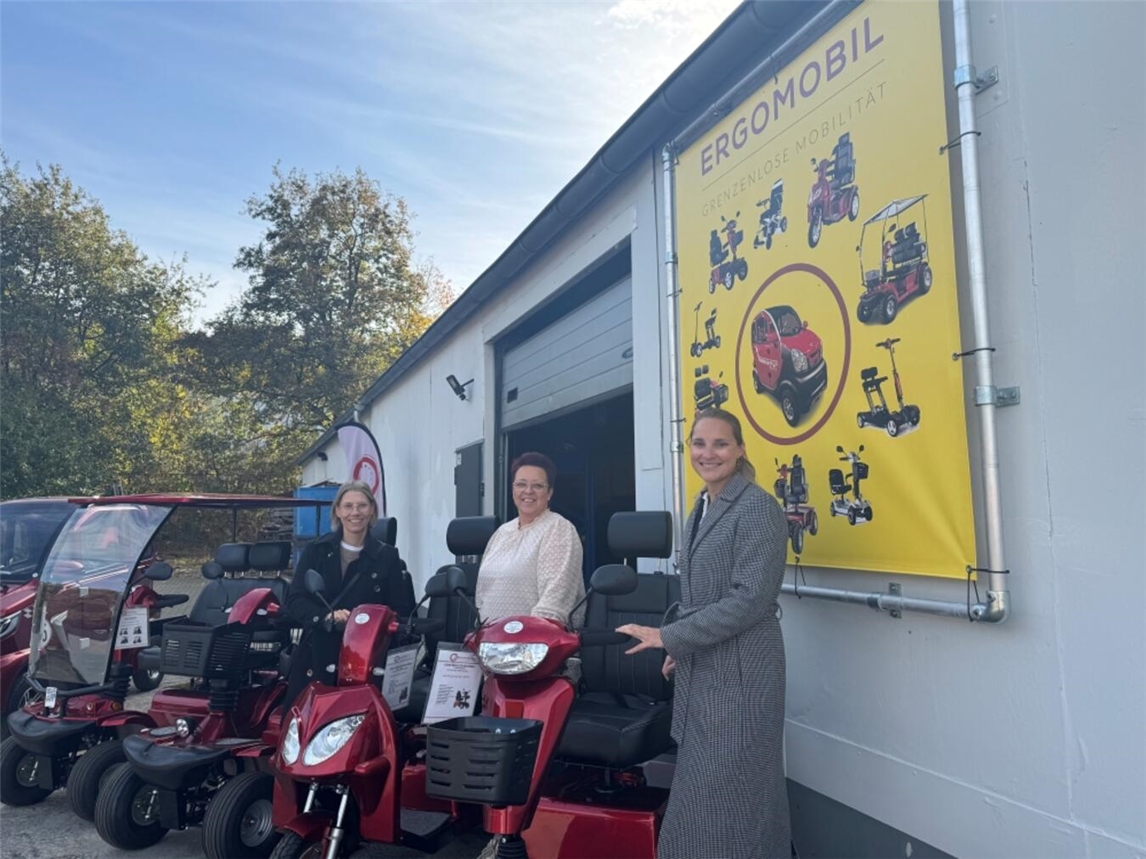 Die Gäste der Emmericher WfG informierten sich in Elten vor Ort über das Unternehmen Ergomobil. Foto: WfG Emmerich