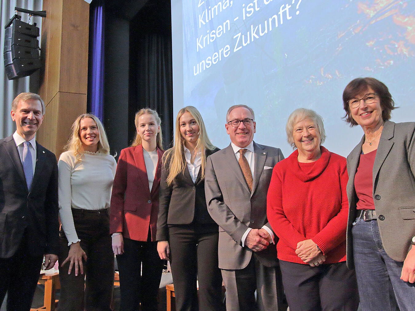 Die Gäste der Veranstaltung: (v.l) Stephan Wolters, Ronja Ebeling, die Moderatorinnen Leonie Kohlert und Alea Kutschereiter, Professor Dr. Klemens Fischer, Bärbel Höhn, Maria Buchwitz. Alle NN-Fotos: Theo Leie